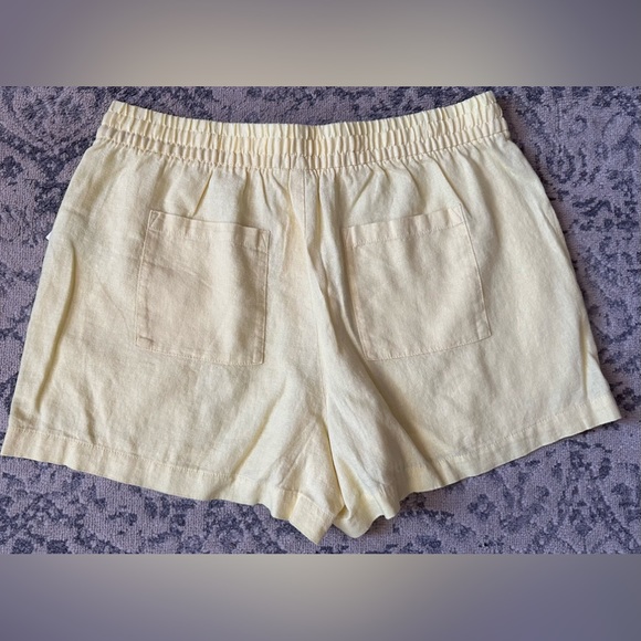 Women’s Gap Size L Yellow Draw String Linen Blend Shorts - Picture 2 of 4